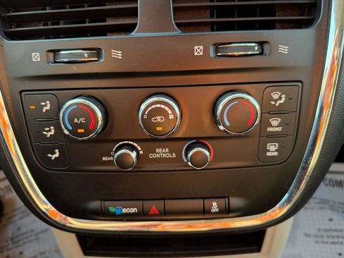 Used 2019 Dodge Grand Caravan SE w/ UConnect Hands-Free Group FWD image 19