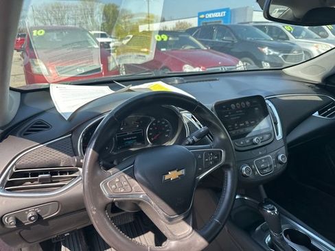 Used 2018 Chevrolet Malibu LT FWD image 12