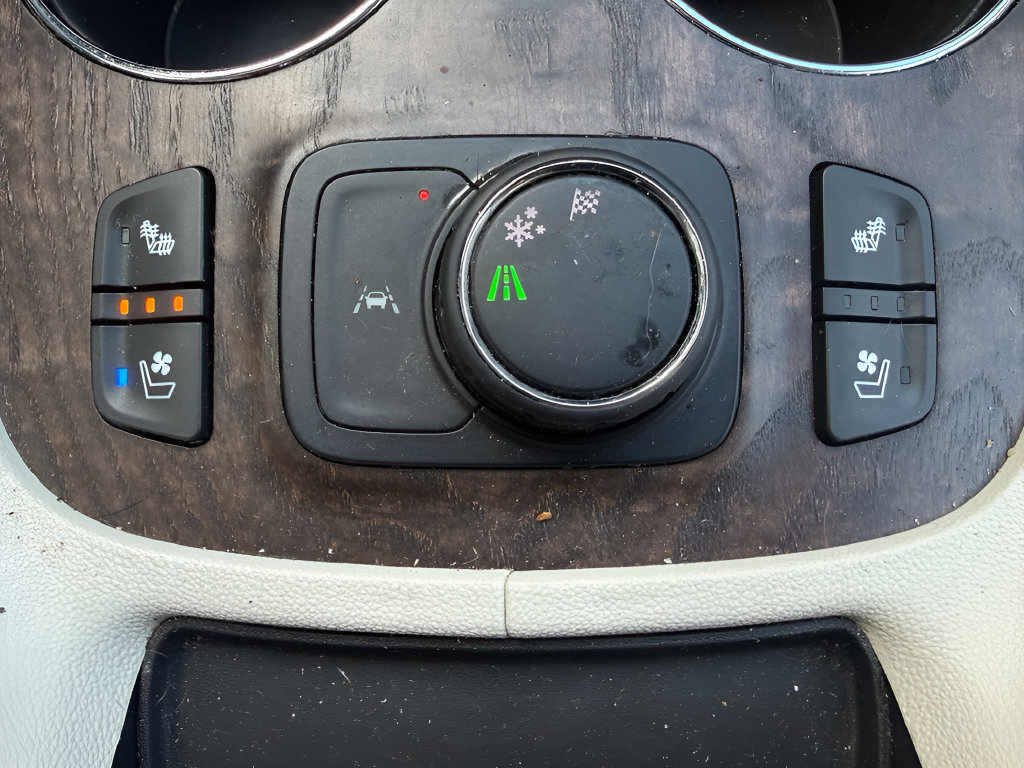 Used 2020 GMC Acadia Denali w/ Technology Package FWD image 32