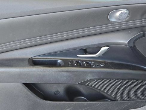 Used 2023 Hyundai Elantra Limited FWD image 15