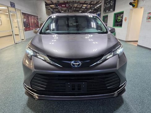 Used 2024 Toyota Sienna XLE FWD image 3