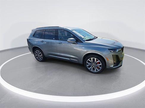 Used 2024 Cadillac XT6 Sport image 2