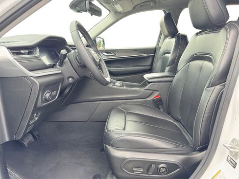 Used 2024 Jeep Grand Cherokee L Limited w/ Luxury Tech Group II image 9