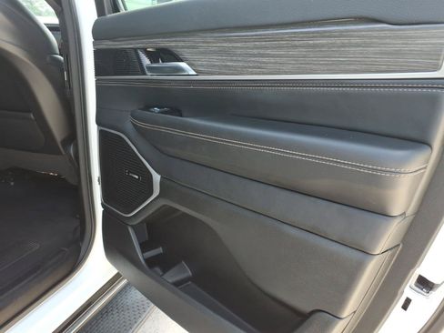 Used 2024 Jeep Wagoneer Series II w/ Flexible Seating Group RWD image 10