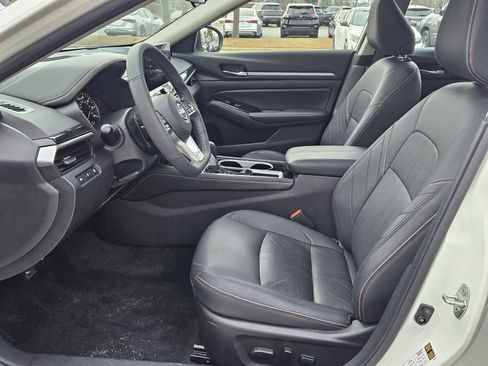 Used 2024 Nissan Altima 2.5 SR w/ SR Premium Package image 3