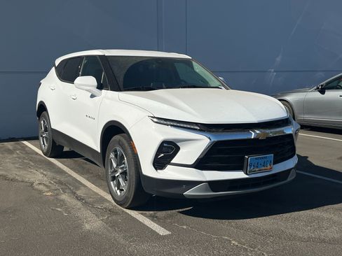 Used 2025 Chevrolet Blazer LT FWD image 2