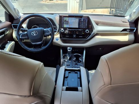 Used 2021 Toyota Highlander Platinum FWD image 18