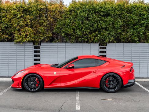 Used 2019 Ferrari 812 Superfast RWD image 19