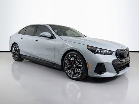 New 2026 BMW 550e xDrive image 3