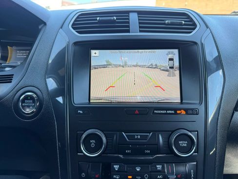 Used 2018 Ford Explorer XLT w/ Equipment Group 202A AWD/4WD image 38