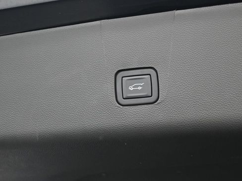 Used 2023 Chevrolet Traverse LT FWD image 36