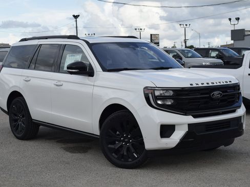 New 2025 Ford Expedition Platinum w/ Stealth Appearance Package image 3