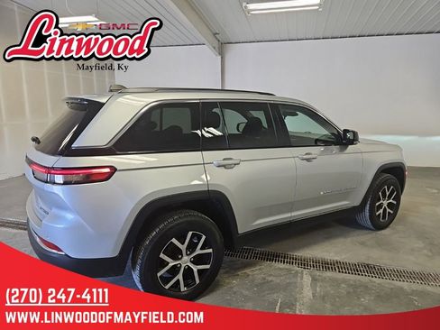 Used 2023 Jeep Grand Cherokee Limited AWD/4WD image 2