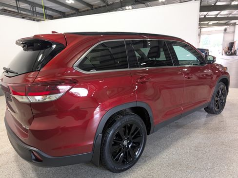Used 2019 Toyota Highlander SE AWD/4WD image 3