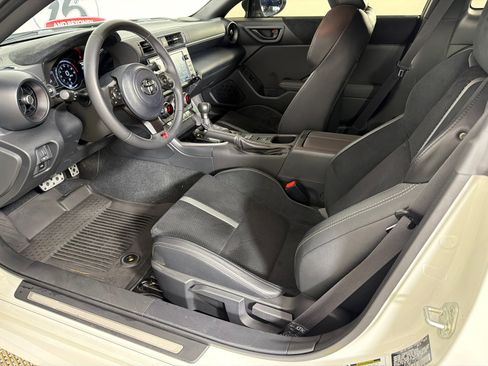 Used 2025 Toyota GR86 Premium w/ ALL Weather Mat Package (TMS) image 9