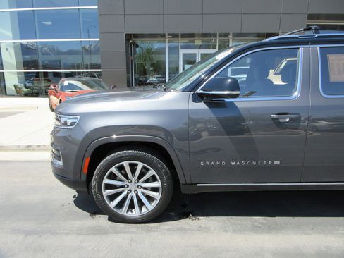 Used 2023 Jeep Grand Wagoneer Series II w/ Premium Group II AWD/4WD image 2