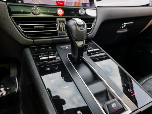 Certified 2024 Porsche Macan image 20