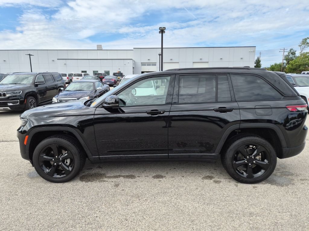 Used 2023 Jeep Grand Cherokee Altitude AWD/4WD image 9