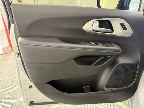 Used 2024 Chrysler Pacifica Limited w/ S Appearance Package image 15