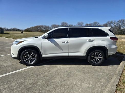 Used 2019 Toyota Highlander XLE image 3