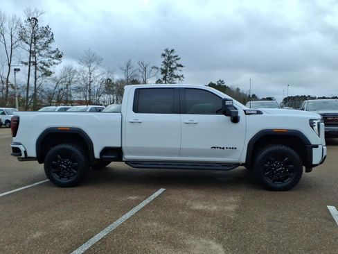 Used 2025 GMC Sierra 2500 AT4 w/ Technology Package image 3