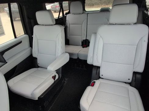 New 2025 Chevrolet Suburban Premier image 9