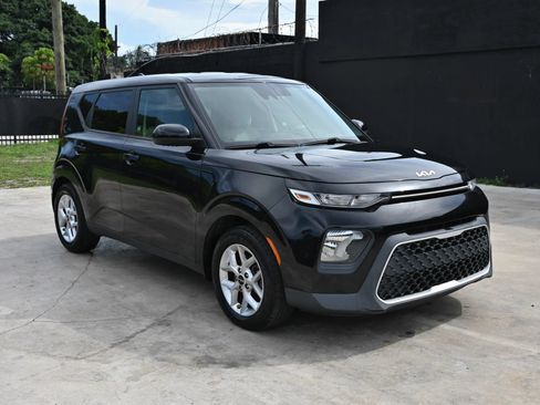 Used 2022 Kia Soul LX w/ Technology Package FWD image 1