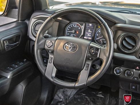 Used 2022 Toyota Tacoma TRD Off-Road AWD/4WD image 32