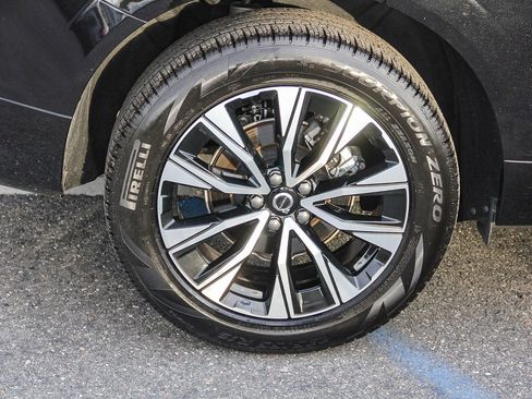 Used 2025 Volvo XC60 B5 Plus image 9