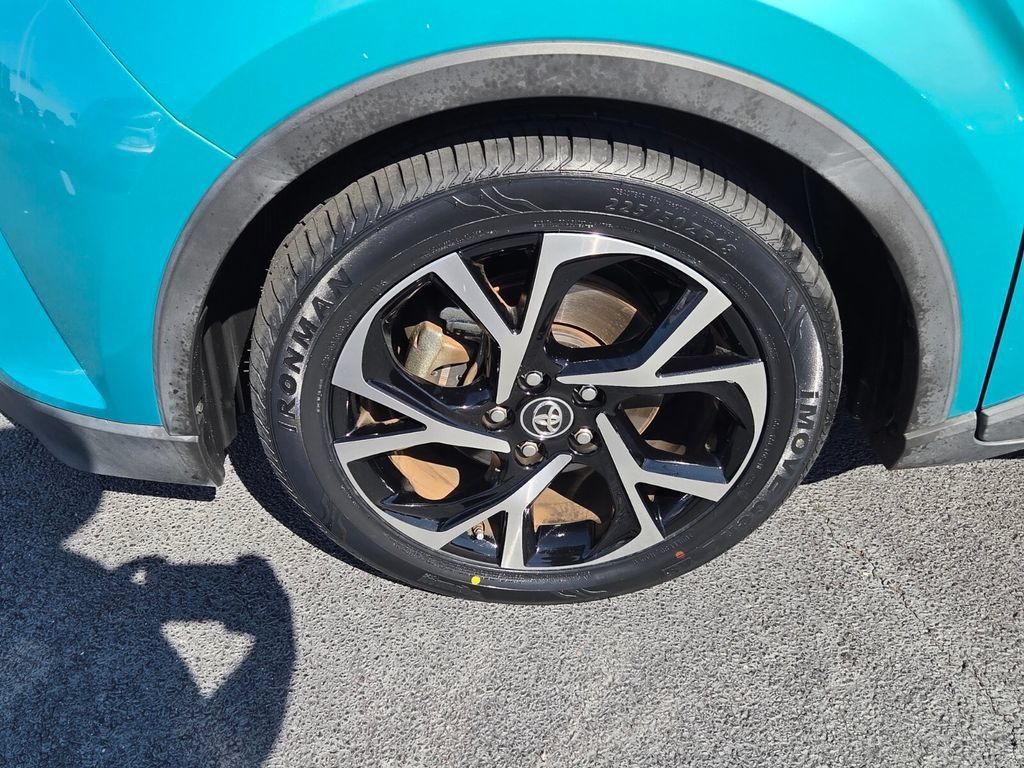 Used 2018 Toyota C-HR XLE FWD image 17