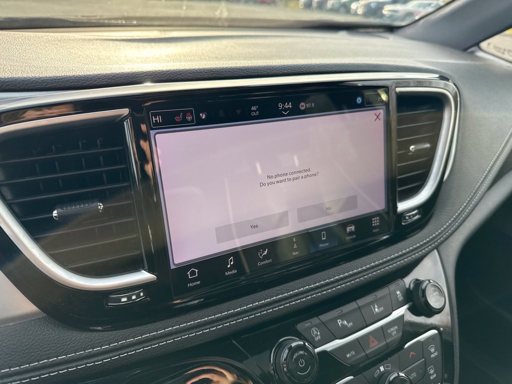 Used 2025 Chrysler Pacifica Limited FWD image 35