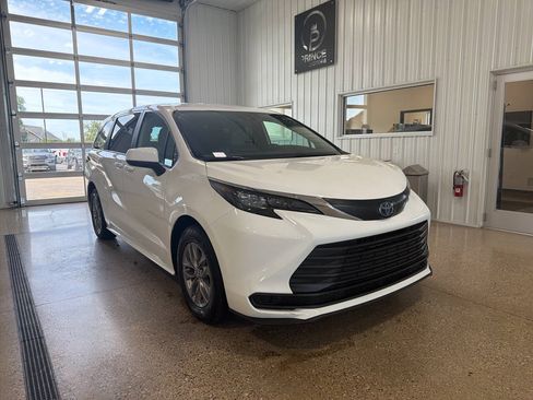 Used 2025 Toyota Sienna LE FWD image 5