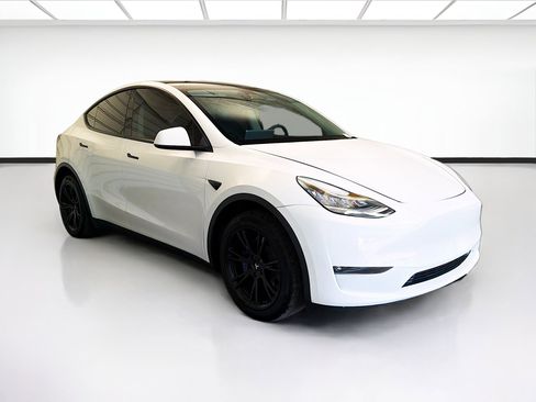 Used 2022 Tesla Model Y Long Range AWD/4WD image 3