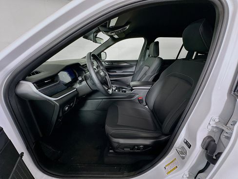 Used 2025 Jeep Grand Cherokee Laredo w/ MOPAR Finishing Package image 13