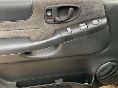 Used 2001 Chevrolet S10 Pickup 4x4 Extended Cab w/ Preferred Equipment Group image 14