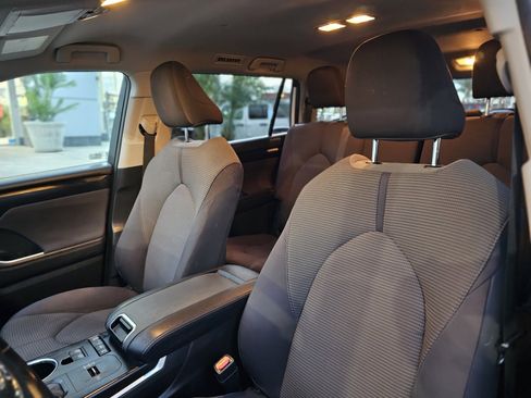 Used 2021 Toyota Highlander LE image 20