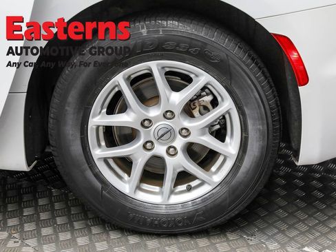 Used 2023 Chrysler Pacifica Touring-L image 8