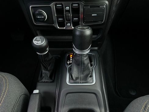 Used 2025 Jeep Wrangler Sport S image 21