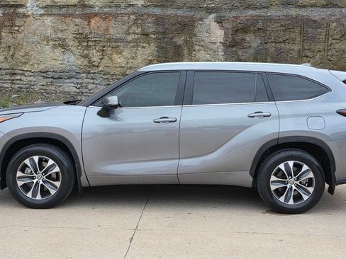 Used 2025 Toyota Highlander XLE FWD image 2