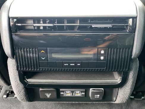 Used 2025 Jeep Wagoneer 4WD w/ Premium Group I image 21