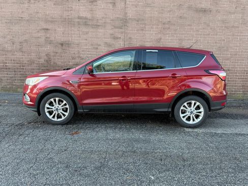 Used 2017 Ford Escape SE image 2