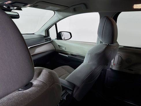 Used 2024 Toyota Sienna LE FWD image 21