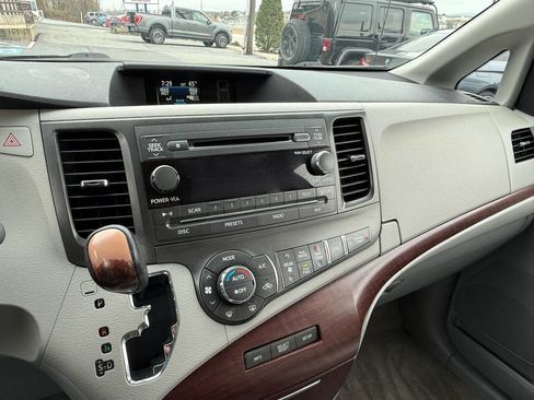 Used 2014 Toyota Sienna XLE image 27