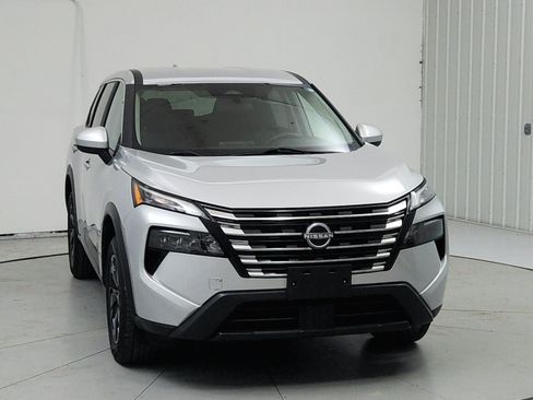 Used 2024 Nissan Rogue SV AWD/4WD image 2