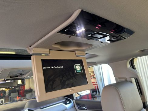 Used 2018 GMC Yukon SLT w/ Premium Edition image 12