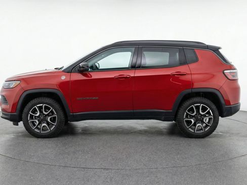 Used 2025 Jeep Compass Trailhawk image 5
