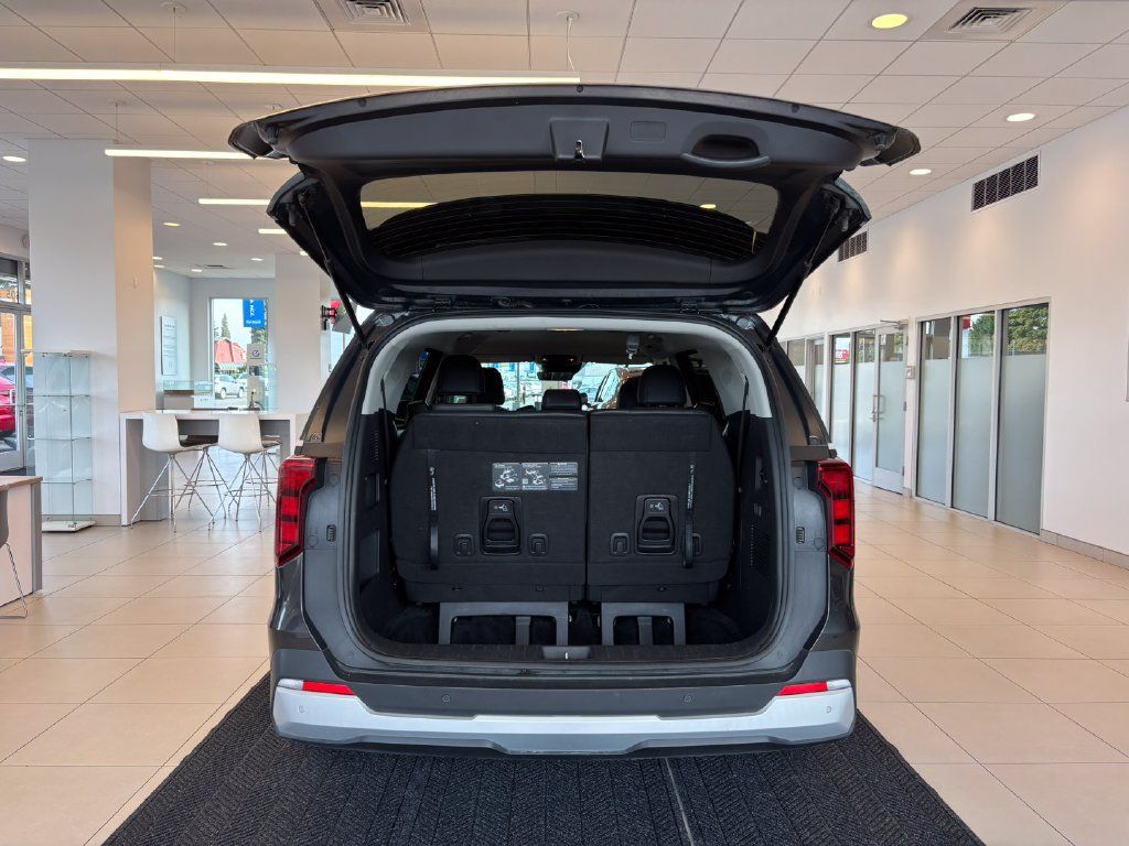 Used 2025 Kia Carnival FWD image 9