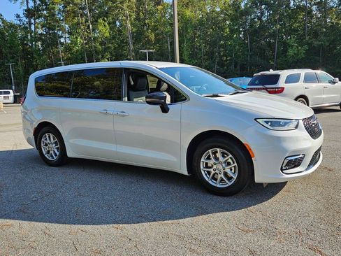 New 2026 Chrysler Pacifica Select image 1