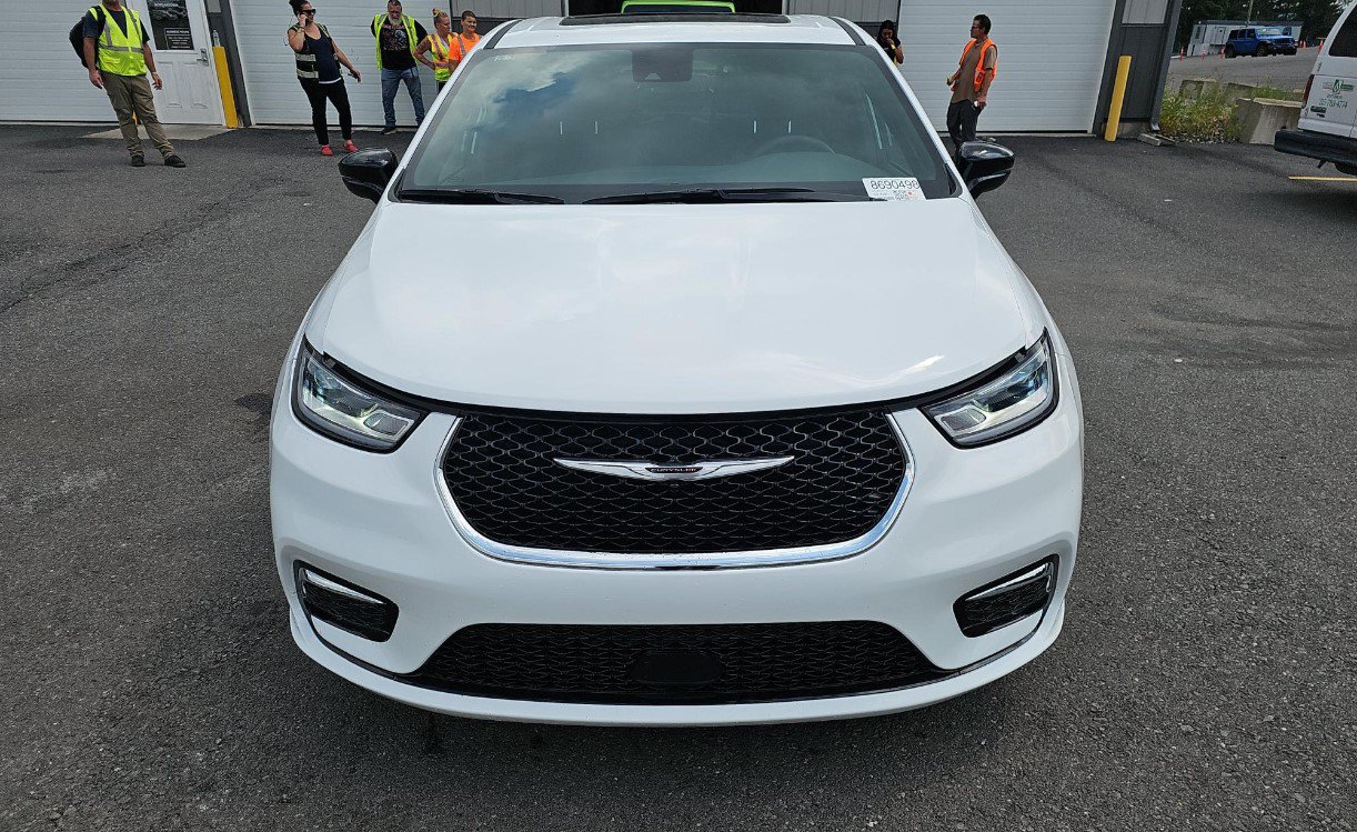 Used 2025 Chrysler Pacifica Select FWD image 3