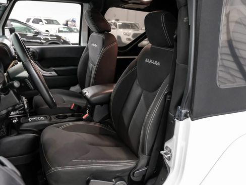 Used 2018 Jeep Wrangler Sahara w/ Connectivity Group AWD/4WD image 22